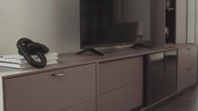 Зареждане и възпроизвеждане на видеото във визуализатора на галерията – TV модул с чекмеджета Berta 70см
